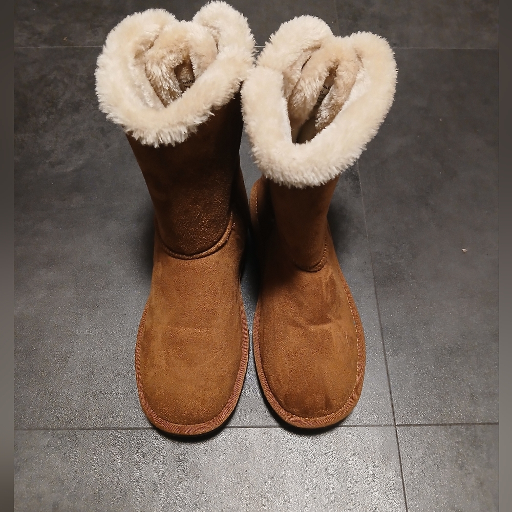 Hot Tomato Tan 8 Inch Girls Boots Size 4 Medium.